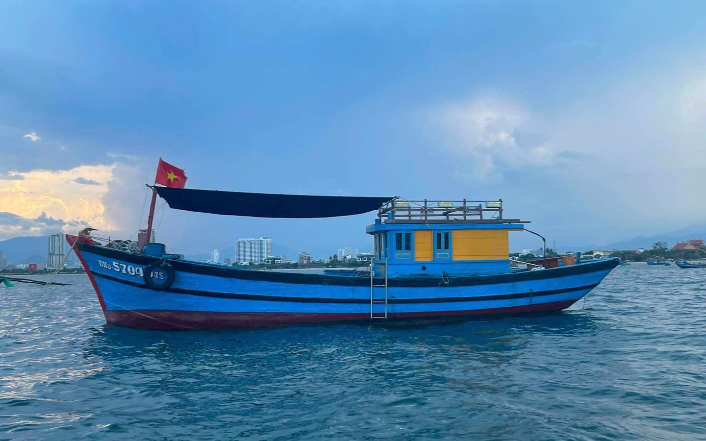 用于芽庄海钓行程的传统蓝色木质渔船
