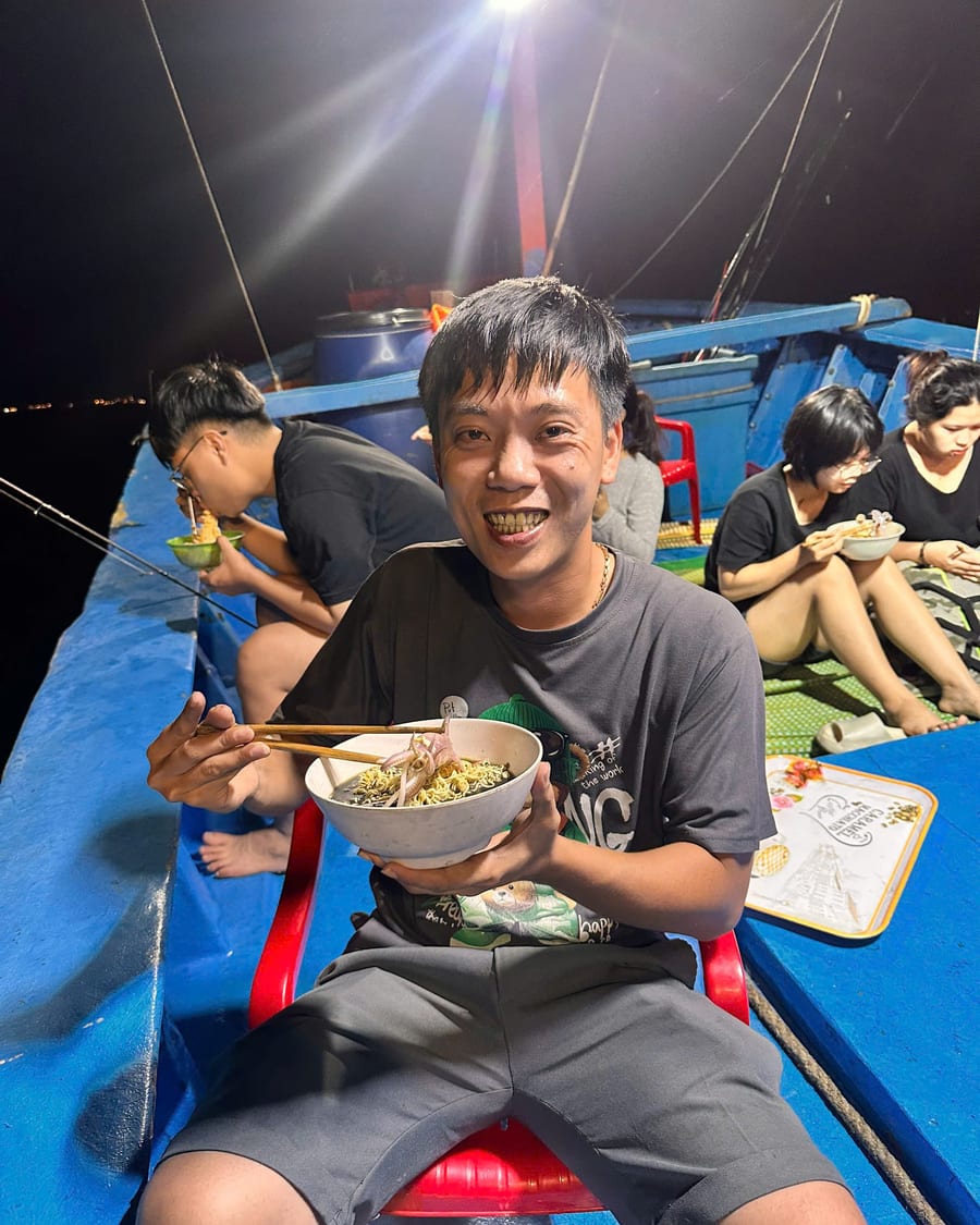 客人在夜钓途中于船上用餐