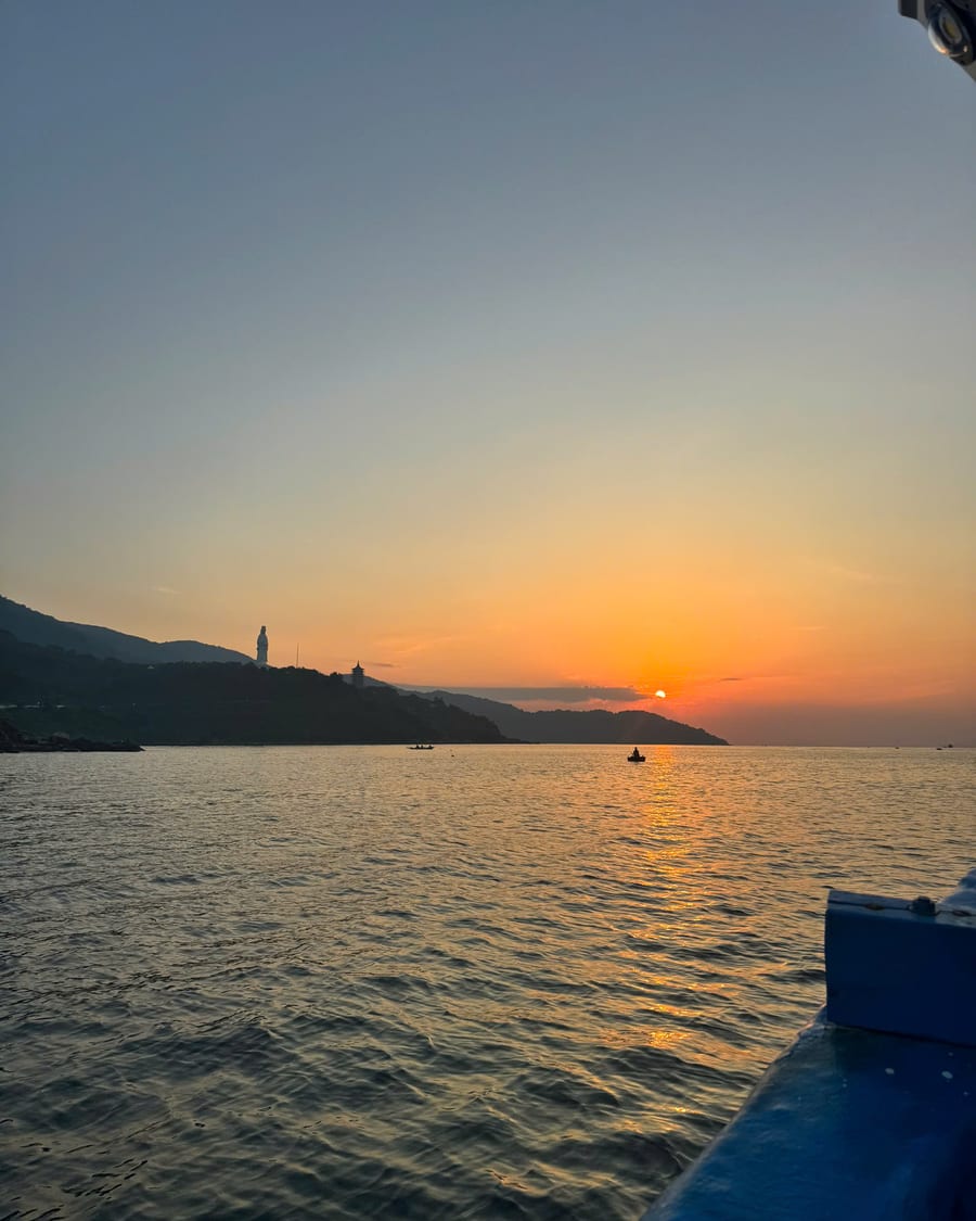 芽庄芽庄湾外海的日出