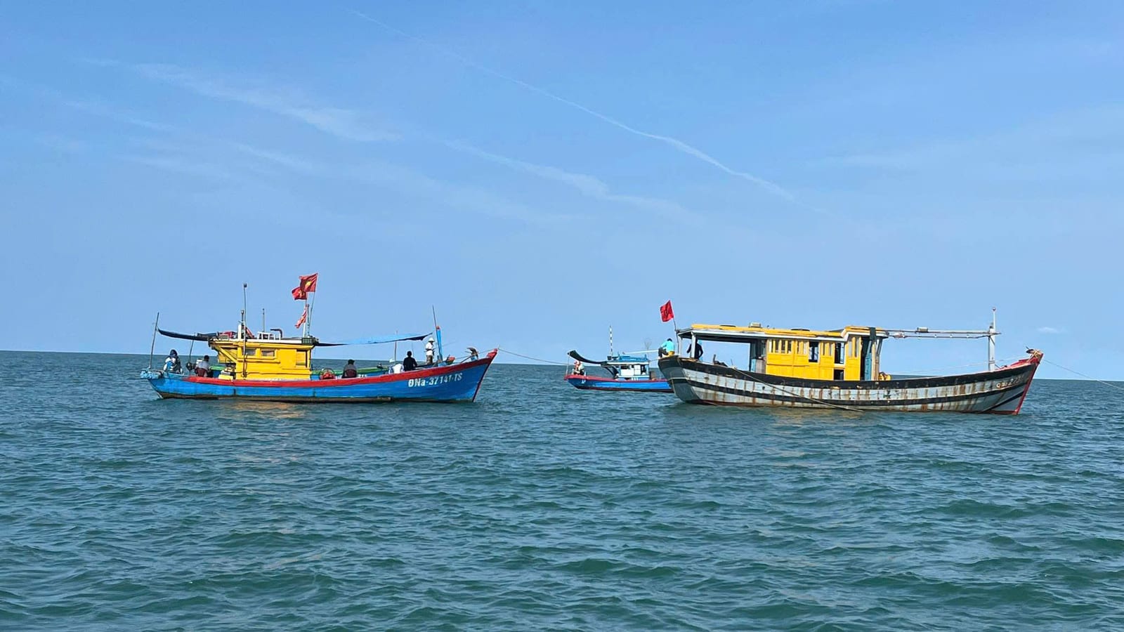 Спокойное море во время дневного выхода на рыбалку из Нячанга